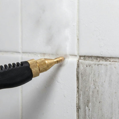 Joint de carrelage à moitié nettoyé par la vapeur